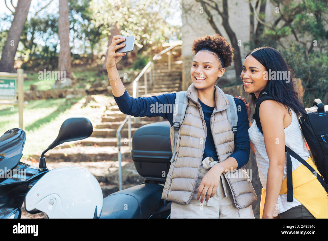 Heureux les jeunes femmes friends avec selfies téléphone appareil photo à scooter Banque D'Images