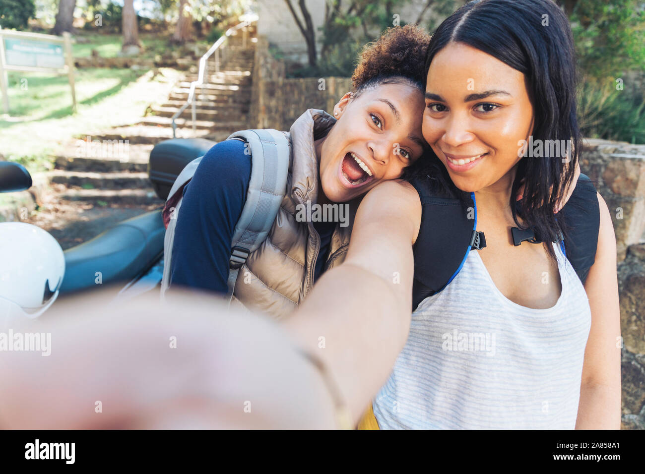 Point de vue selfies heureux, jeunes femmes espiègles amis Banque D'Images