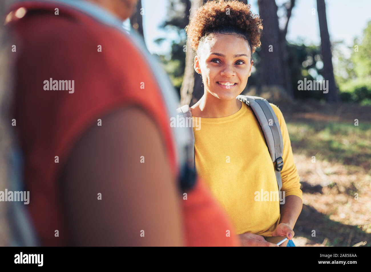 Smiling young woman hiking Banque D'Images Smiling young woman hiking Banque D'Images