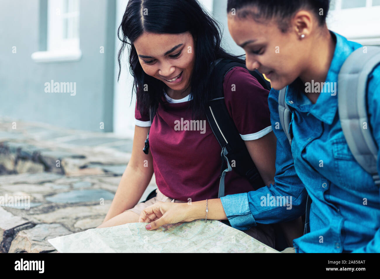 Les jeunes filles de backpackers Banque D'Images