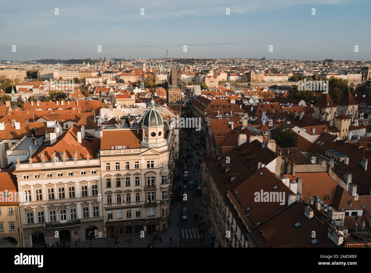 Centre de Prague et le Pont Charles voir l'heure d'or pendant le coucher du soleil d'en haut. Banque D'Images