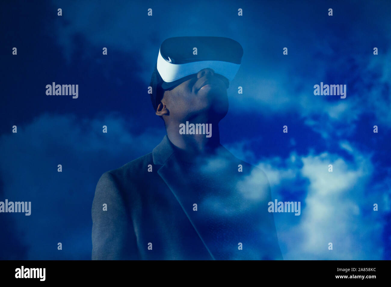 Double exposition businessman avec simulateur de réalité virtuelle verres contre le ciel bleu avec des nuages Banque D'Images