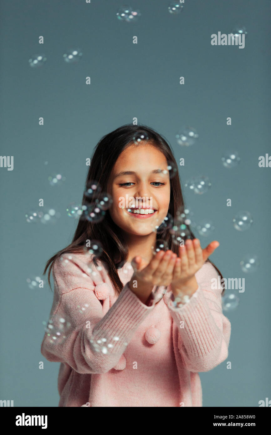 Playful girl avec bulles Banque D'Images Playful girl avec bulles Banque D'Images