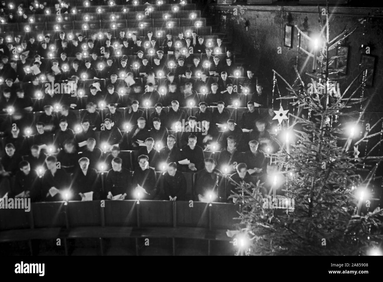 Die Häftlinge sitzen auf Ihren Plätzen gespannt bei der Weihnachtsmesse, Justizvollzugsanstalt Herford Deutschland 1950. Les détenus sont assis à leur place et sont à l'écoute de la messe de Noël, l'établissement correctionnel d'Herford Allemagne 1950. Banque D'Images