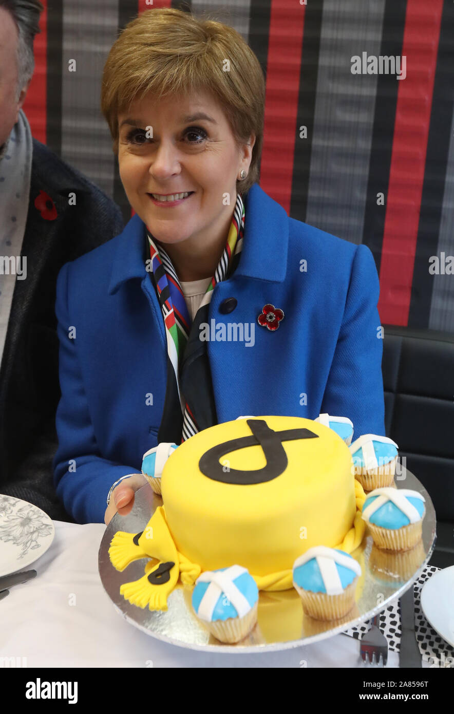Premier Ministre Nicola Sturgeon Est Titulaire D Un Snp Gateau A Theme Au Cours D Une Visite A La Boulangerie Alors Que Sur La Campagne Electorale A Alloa Trail Photo Stock Alamy