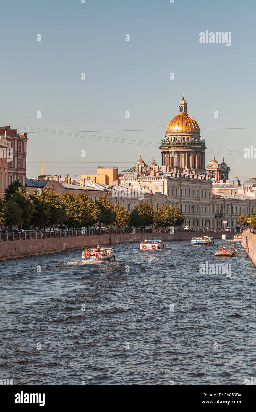 Saint-pétersbourg Classique avec vue sur la cathédrale. Isaakievskiy Photo prise à la verticale de l'Potseluev Bridge ou pont littéralement de baisers partout au Moy Banque D'Images