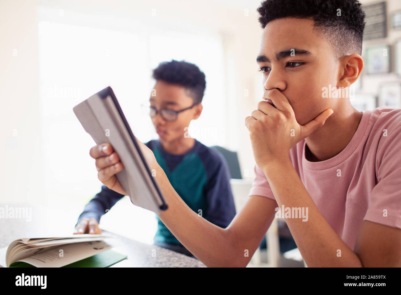 Teenage boy using digital tablet Banque D'Images