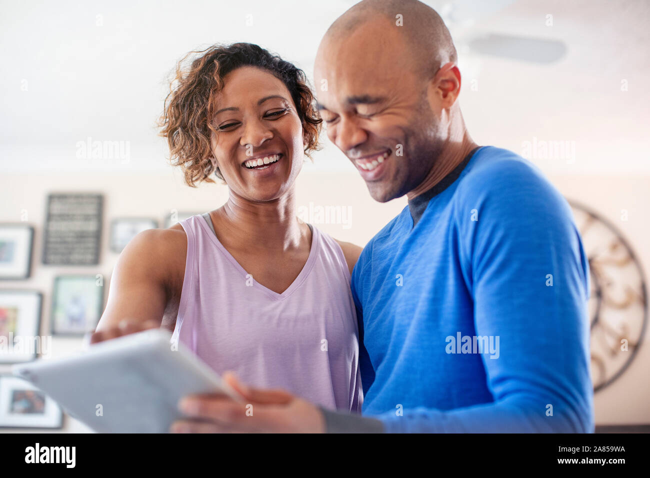 Happy couple using digital tablet Banque D'Images