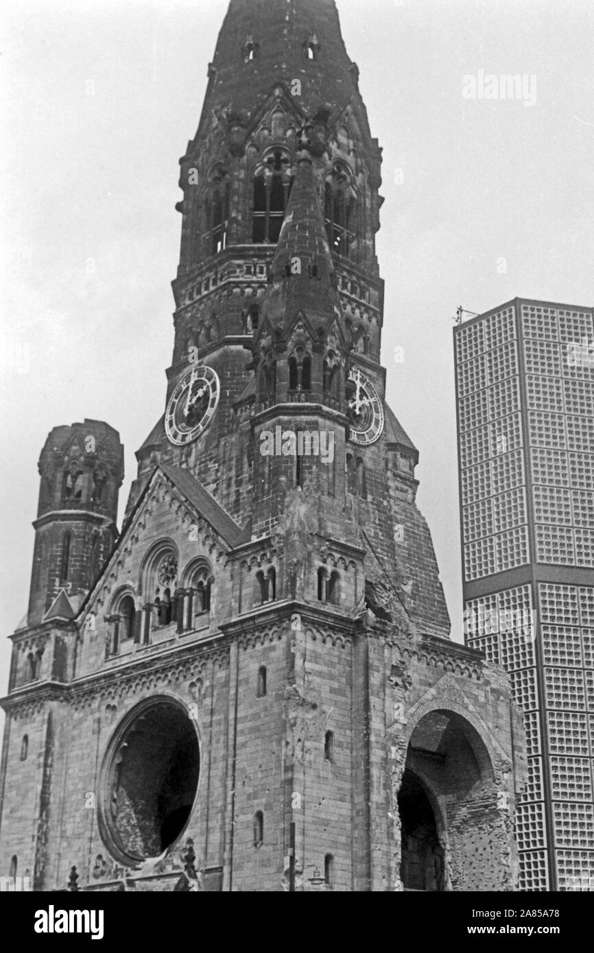 Die le Kaiser Wilhelm Gedächtniskirche à Berlin, Deutschland 1961. L'église du Souvenir Kaiser Wilhelm à Berlin, Allemagne 1961. Banque D'Images