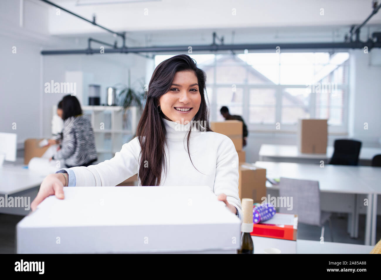 Confident businesswoman Portrait déménagement dans nouveau bureau Banque D'Images