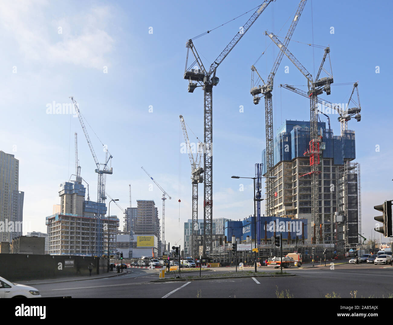 Travaux de construction de grues entourent à Vauxhall Cross, Londres. Le travail sur la nouvelle montre un développement neuf Elms (au centre, à droite), deux tours résidentielles. Banque D'Images