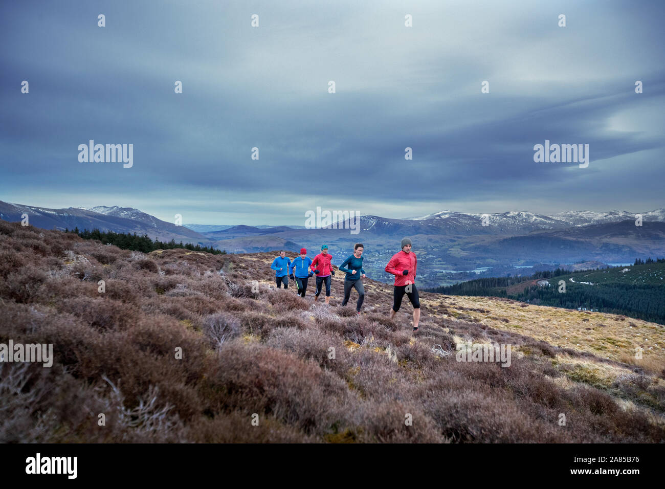 Les amis du jogging le long de la piste de montagne, Lake District, UK Banque D'Images