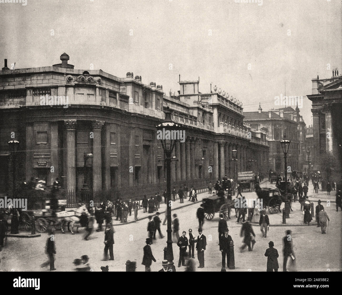 À partir de 'l'album descriptif de Londres' par George H Birch 1896 - Extrait du texte : ' BANQUE D'ANGLETERRE. - La Banque a été fondée en 1691, et Mercer' et épiceries' Hall ont d'abord prêté à la conduite de ses affaires d'abord. Il a été par la suite retiré à monsieur Houblon's house sur ce site, qui est devenu le noyau de l'actuelle Banque mondiale, la première partie en cours de construction sur 1738, et progressivement étendu, avaler une église et un cimetière jusqu'à ce que le bloc entier entre les quatre rues était occupé, l'architecte est Sir John Soane, et est une instance d'un curieux bâtiment sans fenêtre pratiquement à aucun Banque D'Images