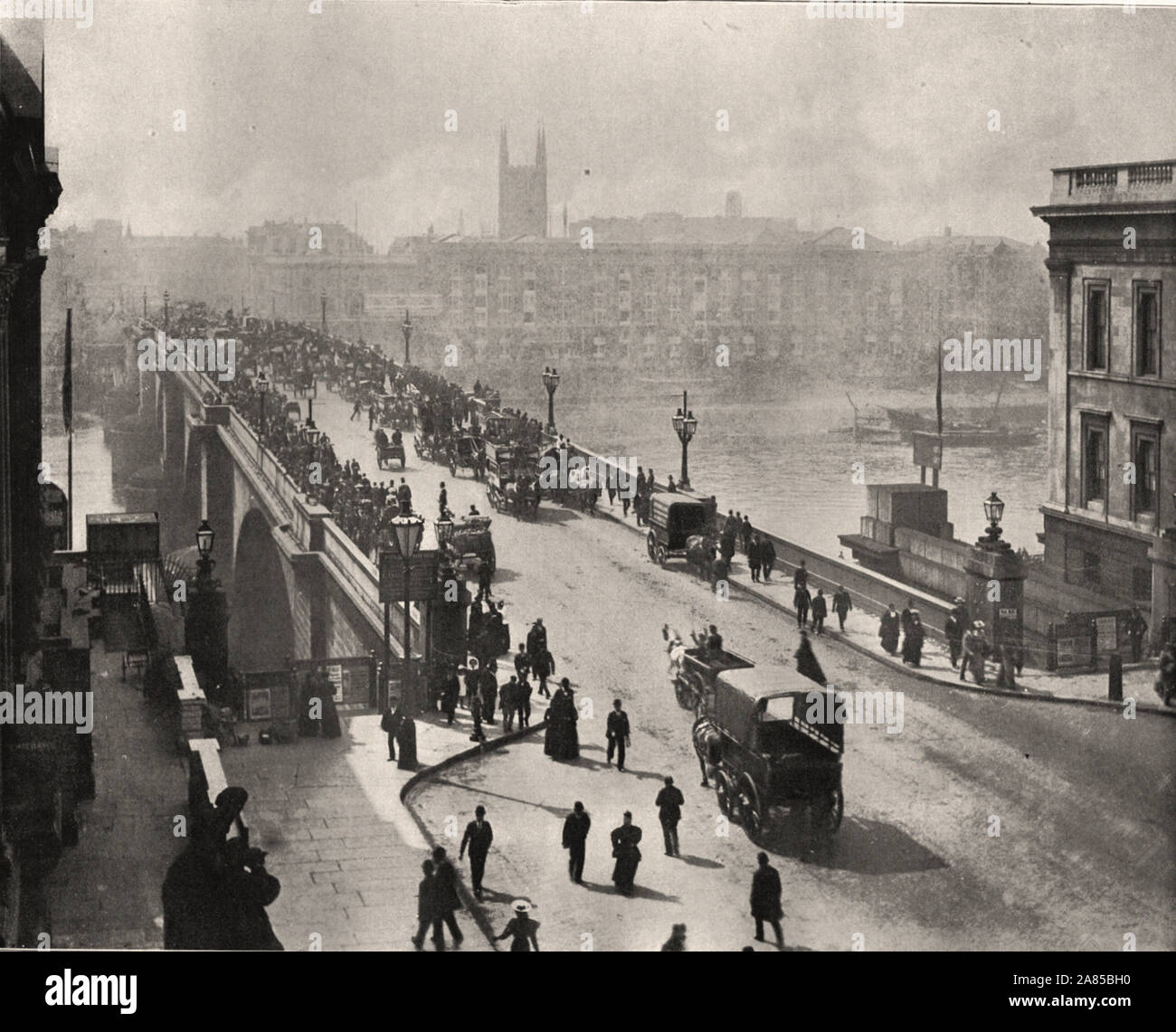 À partir de 'l'album descriptif de Londres' par George H Birch 1896 - Extrait du texte : ' LONDON BRIDGE. Un pont de bois traverse le fleuve vers l'est un peu de la place dans les tous premiers temps. Cela a été placé par une pierre, l'un construit par Peter, de Colechurch, en 1176 et 1209, et fini ce pont est resté stable jusqu'en 1831, lorsqu'il a finalement été retiré sur l'achèvement de l'actuel pont construit par le côté. Cette belle structure, qui enjambe la rivière à cinq arches, a été conçu par Sir John Rennie, et est un modèle de grâce et de simplicité, mais ce n'est l'augmentation énorme de piétons et veh Banque D'Images