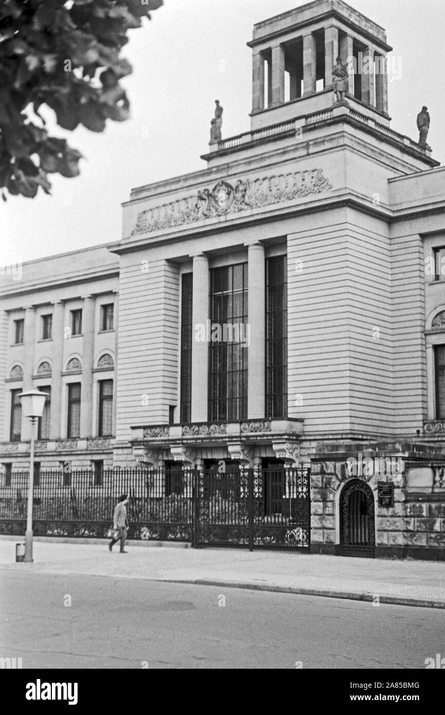 Gebäude der sowjetischen Botschaft Unter den Linden à Berlin, Deutschland 1961. Bâtiment de l'ambassade soviétique à l'avenue Unter den Linden à Berlin, Allemagne, 1961. Banque D'Images