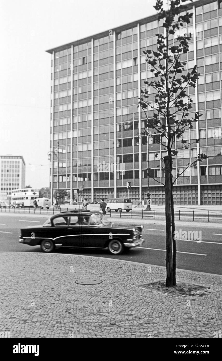 Blick auf das am Telefunken-Hochhaus Ernst-Reuter-Platz à Berlin Charlottenburg, Deutschland 1961. Vue de l'habitation à Ernst Reuer Telefunken square à Berlin Charlottenburg, Allemagne 1961. Banque D'Images