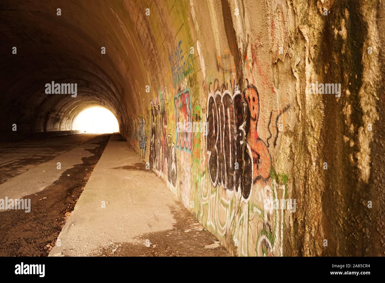 Graffiti abandonné tunnel avec old mining escaliers et d'un convoyeur Banque D'Images