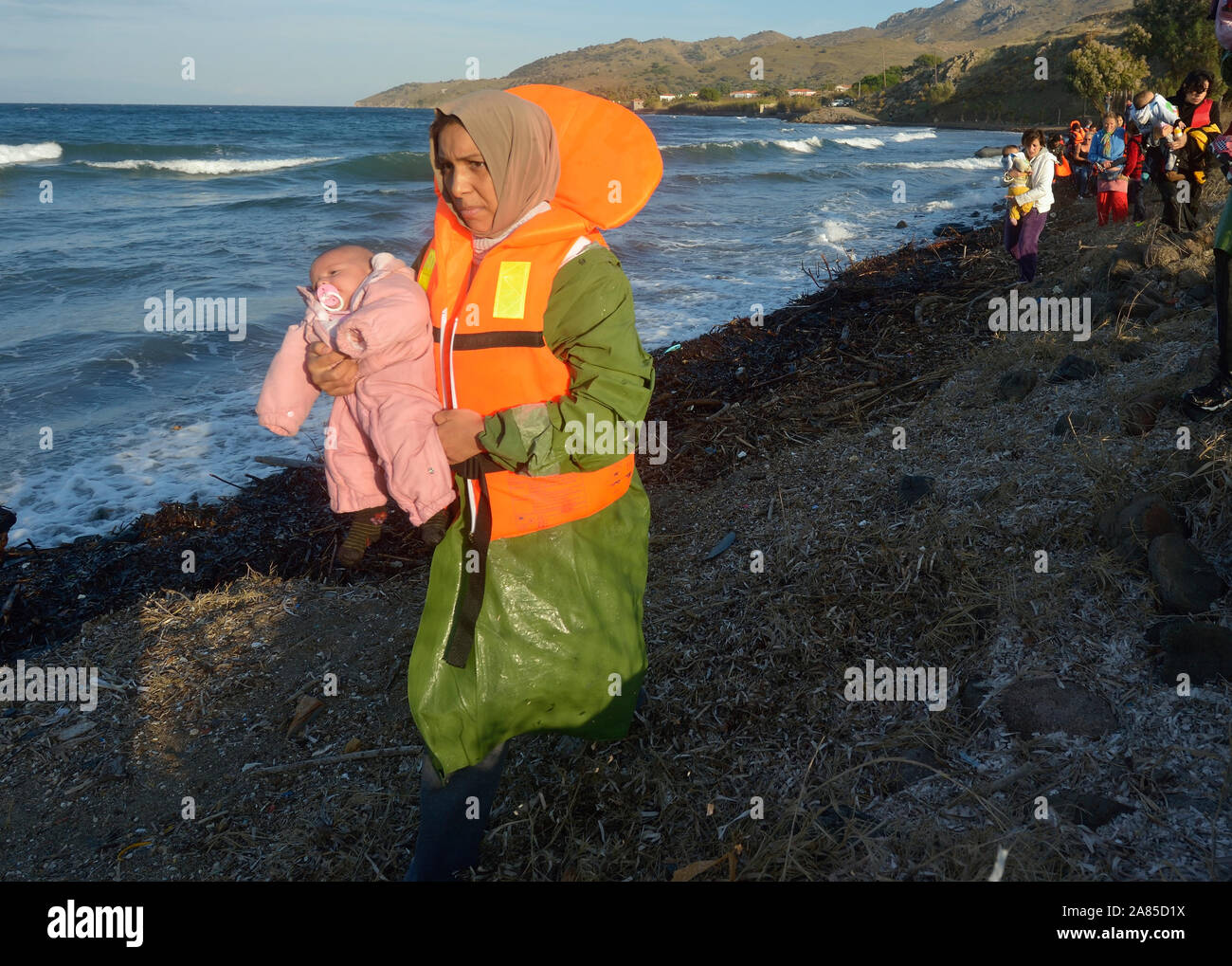 Une réfugiée détient son bébé après l'atterrissage dans un radeau de caoutchouc sur une plage près de Molyvos, sur l'île grecque de Lesbos. Banque D'Images