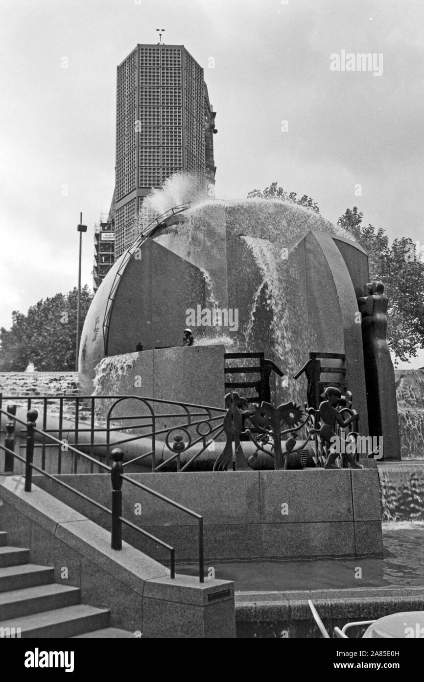 Der Weltkugelbrunnen, der auch Wasserklops genannt wird, suis Breitscheidplatz mit der Kaiser Wilhelm Gedächtniskirche im Hintergrund, Berlin, Deutschland 1984. Weltkugelbrunnen globe fontaine à Breitscheidplatz square à Berlin, Allemagne, 1984. Banque D'Images