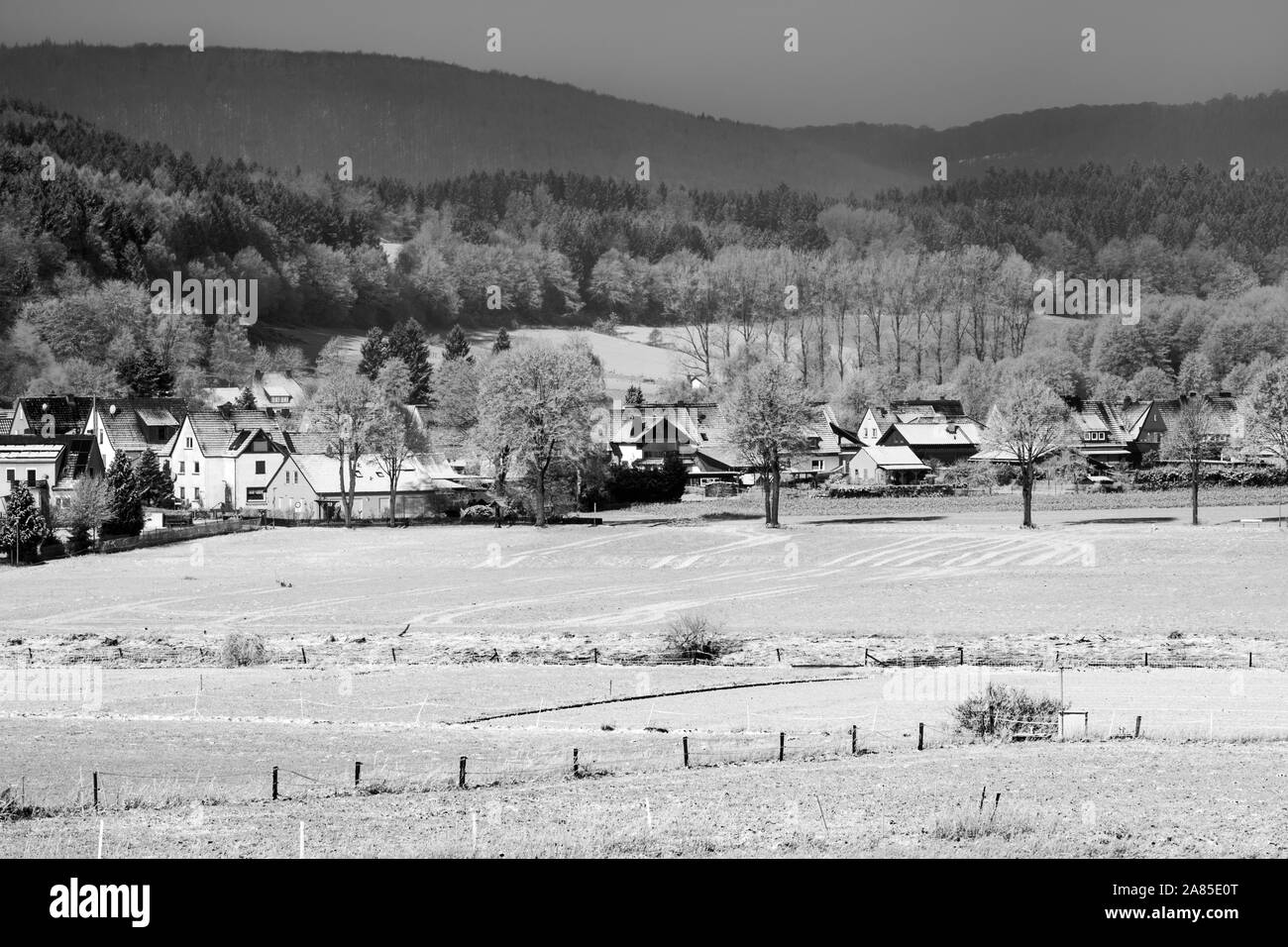 Vue sur Bad Pyrmont en hiver, Bodenfelde, district de Northeim, Basse-Saxe, Allemagne, Europe Banque D'Images