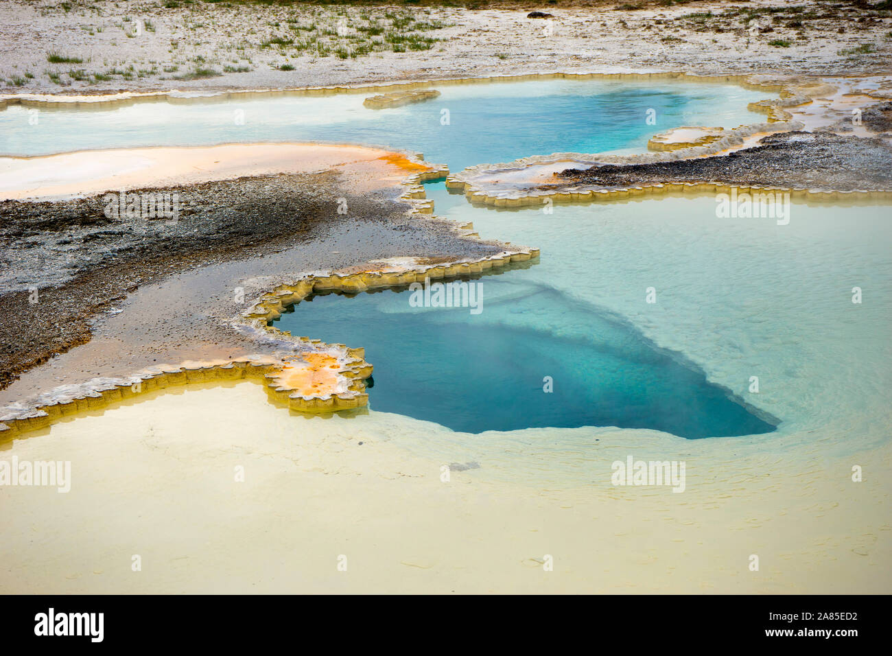Caractéristiques de l'eau bleu piscine doublet et sinter colorés tapis geyserite Banque D'Images