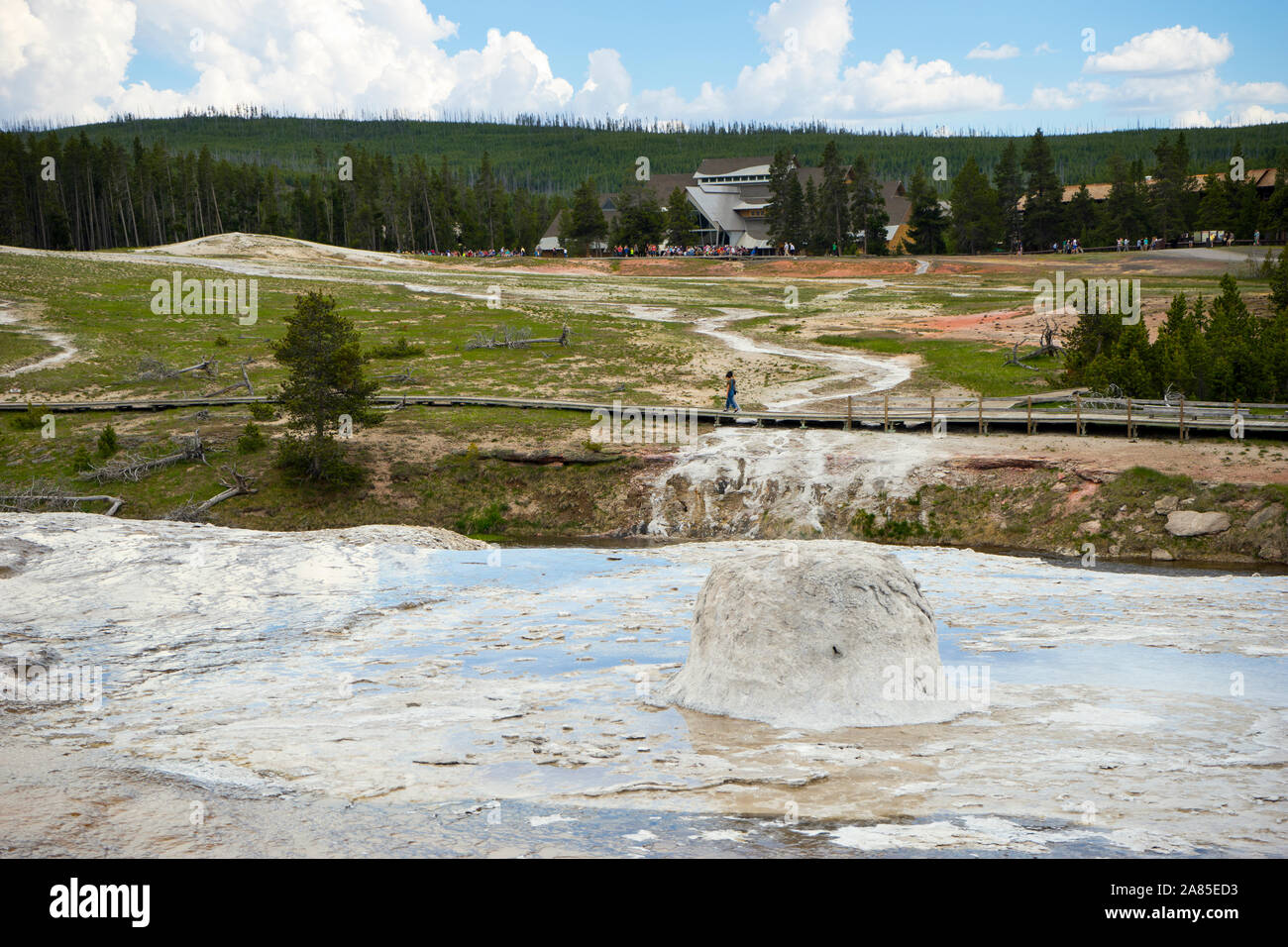 Ruche avec geyser Old Faithful Inn, Upper Geyser Basin, Yellowstone Banque D'Images