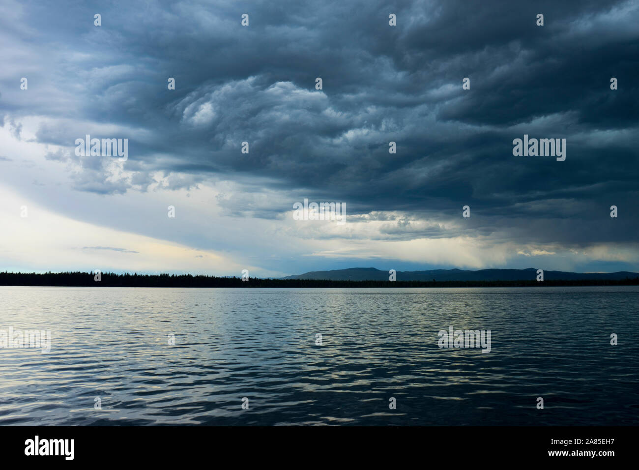 Sombre ciel noir de nuages de tempête de plus de Jenny Lake Banque D'Images