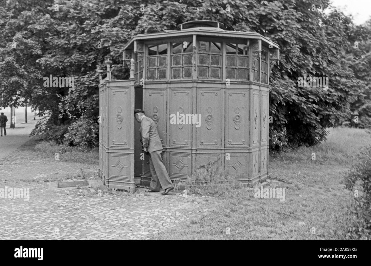 Ein Mann geht in ein öffentliches Pissoir iin Berlin, Deutschland 1984. Un homme entrer dans un urinoir public à Berlin, Allemagne 1984. Banque D'Images