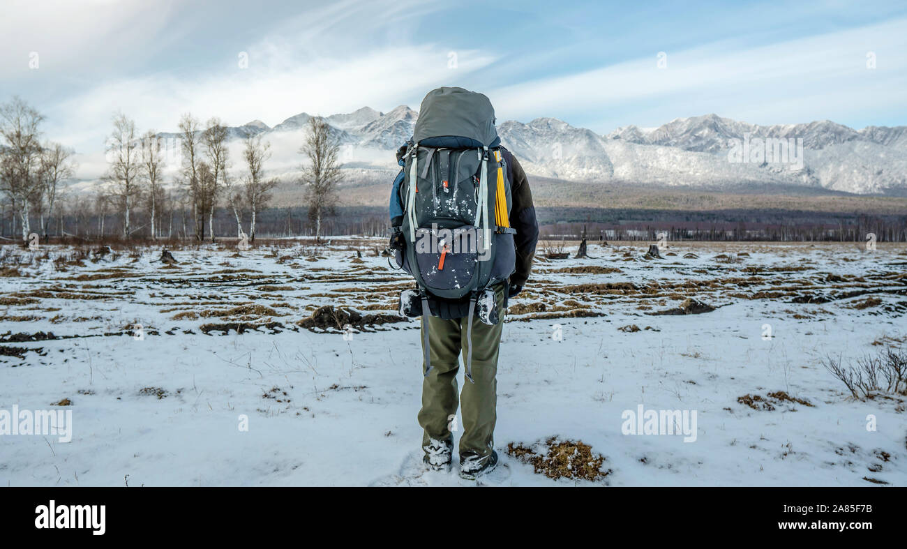 Un homme avec un grand sac à dos randonneur se tient avec son retour à la recherche à l'avance des Snowy Mountains. Concept le début du chemin pour atteindre l'objectif Banque D'Images