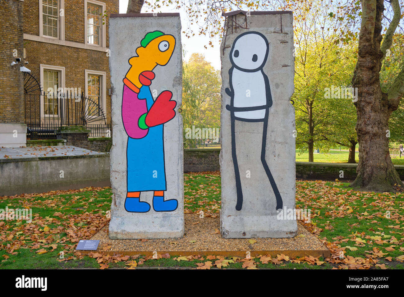 Mur par STIK (droite) et Thierry Noir à l'IWM London, sur l'affichage pour la première fois à l'IWM London . Banque D'Images