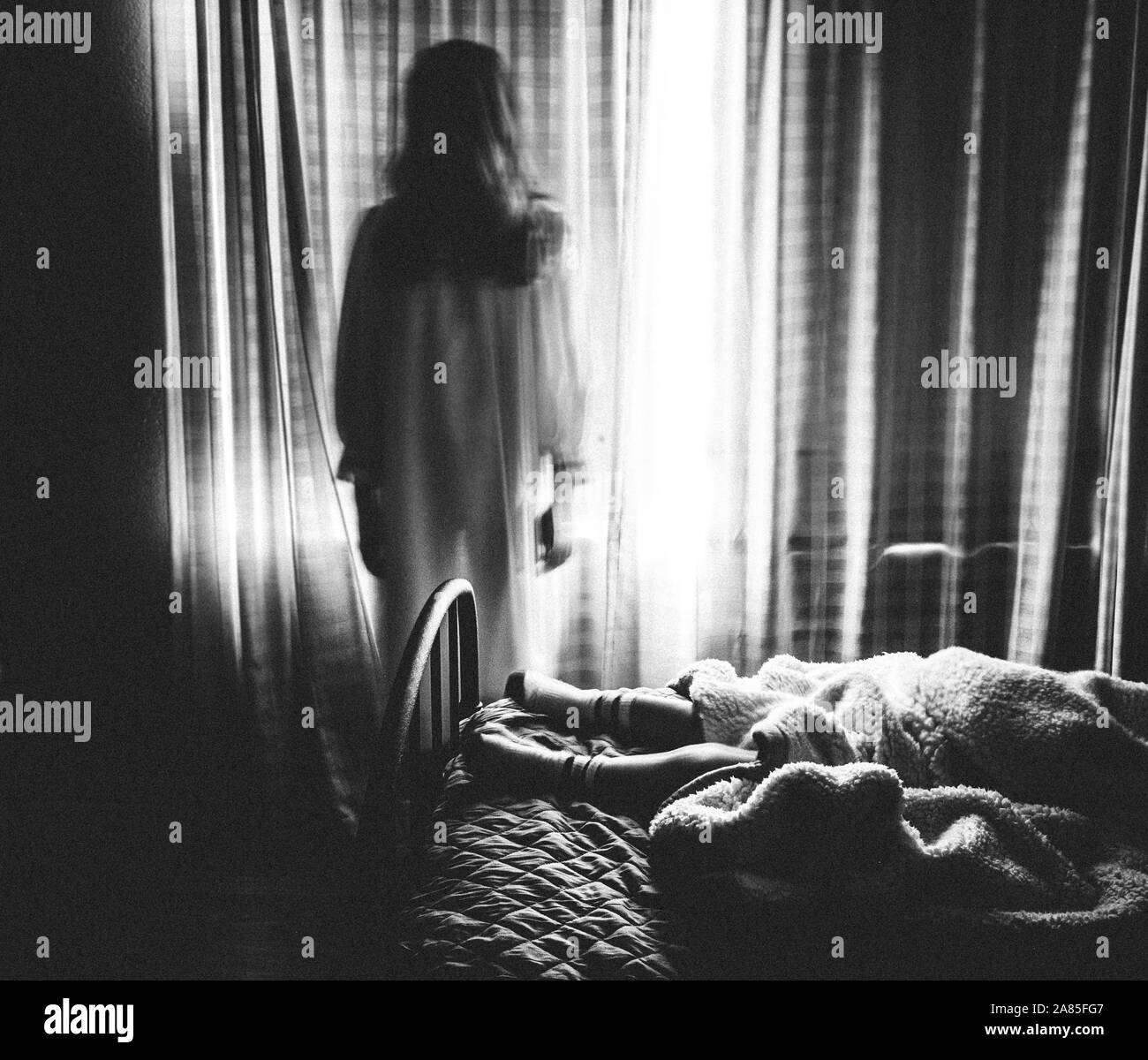 Image de Spooky ghost girl à regarder quelqu'un qui dort dans le lit Banque D'Images