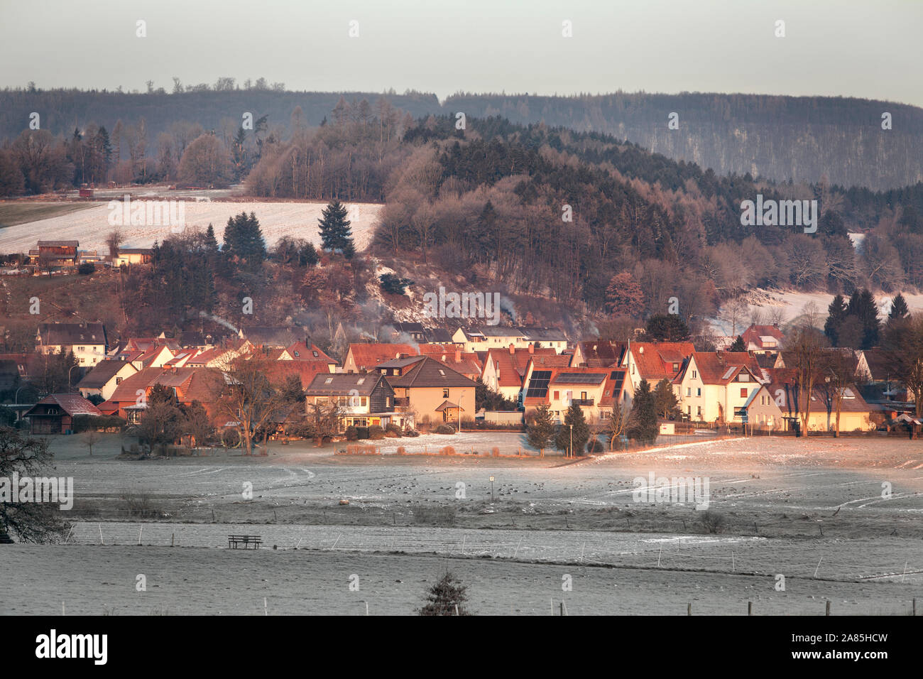 Vue sur Bad Pyrmont en hiver, Bodenfelde, district de Northeim, Basse-Saxe, Allemagne, Europe Banque D'Images