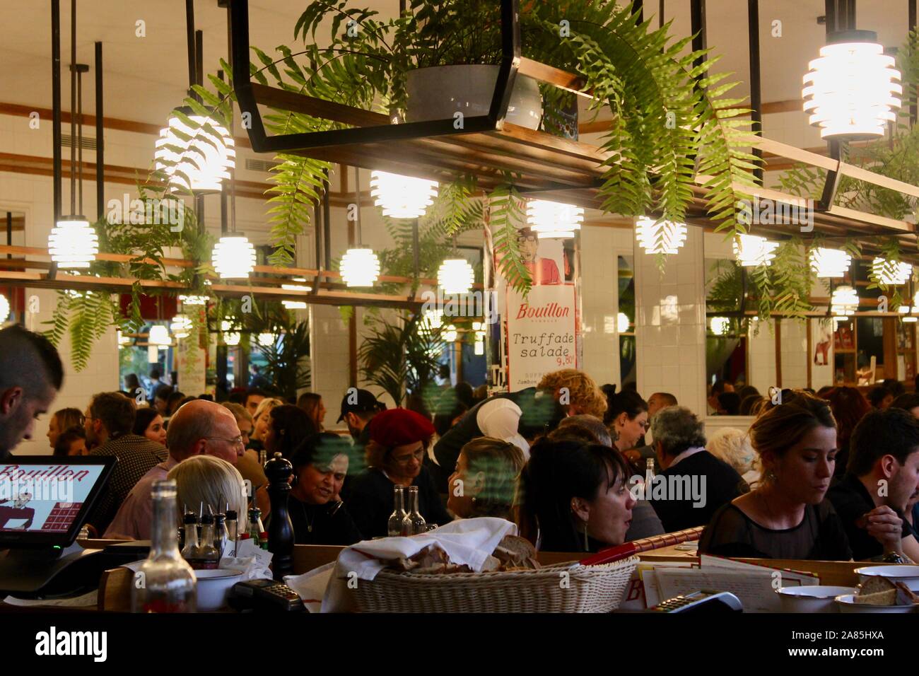 Diners dans le bouillon restaurant paris france Banque D'Images