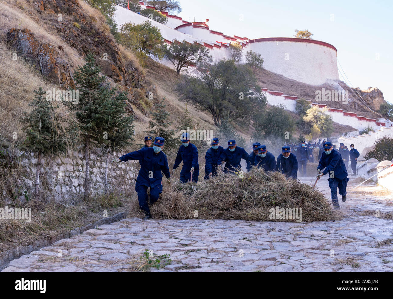 (191106) -- Lhassa, 6 novembre 2019 (Xinhua) -- Les pompiers enlever les mauvaises herbes de l'entourage du Palais du Potala de Lhassa dans la prévention des incendies de l'hiver, capitale du sud-ouest de la région autonome du Tibet, le 6 novembre 2019. Les 1 300 ans de palais a été construit par le roi tibétain Songtsa Gambo au septième siècle. Le palais a été inscrite sur la Liste du patrimoine mondial de l'UNESCO en 1994. (Xinhua/Sun Fei) Banque D'Images