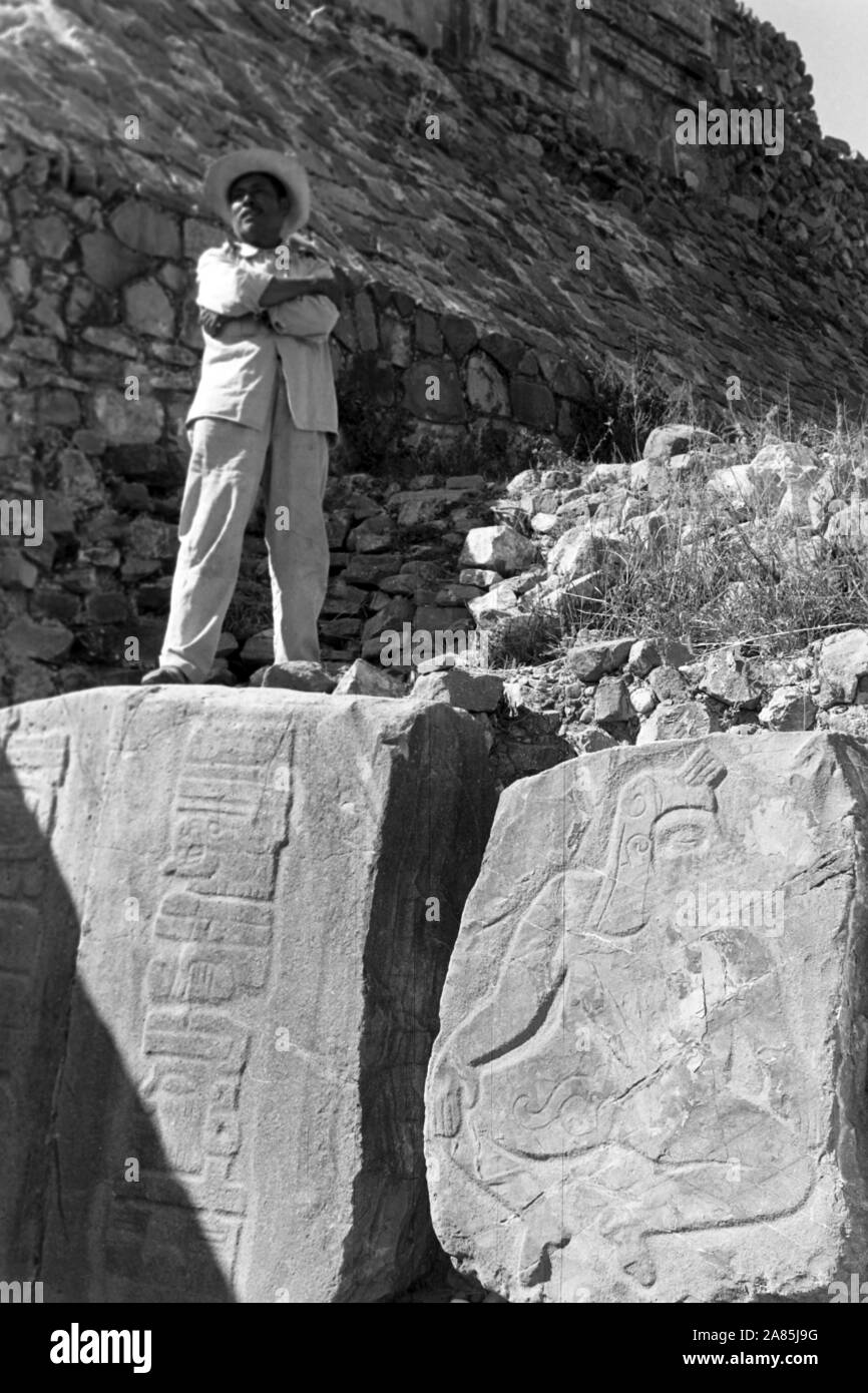 Mann auf Steinplatten de Monte Albán, Oaxaca, Mexique, 1960. Homme debout sur les dalles de pierre de Monte Albán, Oaxaca, Mexique, 1960. Banque D'Images