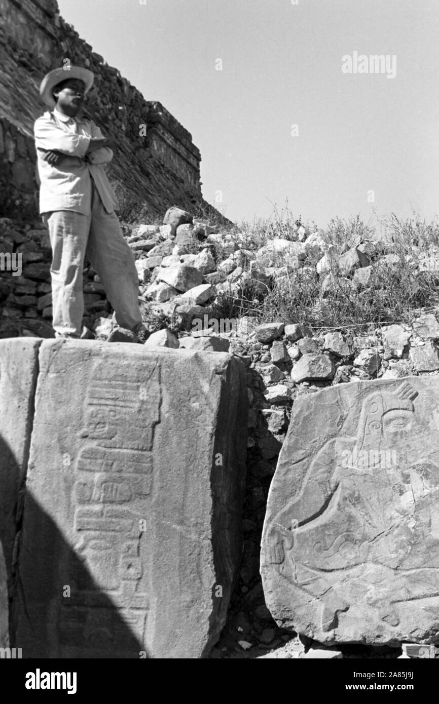 Mann auf Steinplatten de Monte Albán, Oaxaca, Mexique, 1960. Homme debout sur les dalles de pierre de Monte Albán, Oaxaca, Mexique, 1960. Banque D'Images
