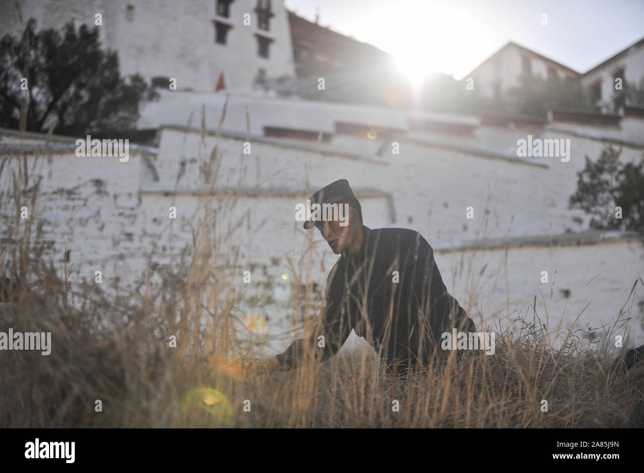 Lhasa, Chine, région autonome du Tibet. Nov 6, 2019. Un pompier supprime les mauvaises herbes de l'entourage du Palais du Potala de Lhassa dans la prévention des incendies de l'hiver, capitale du sud-ouest de la région autonome du Tibet, le 6 novembre 2019. Les 1 300 ans de palais a été construit par le roi tibétain Songtsa Gambo au septième siècle. Le palais a été inscrite sur la Liste du patrimoine mondial de l'UNESCO en 1994. Credit : Jigme Dorgi/Xinhua/Alamy Live News Banque D'Images