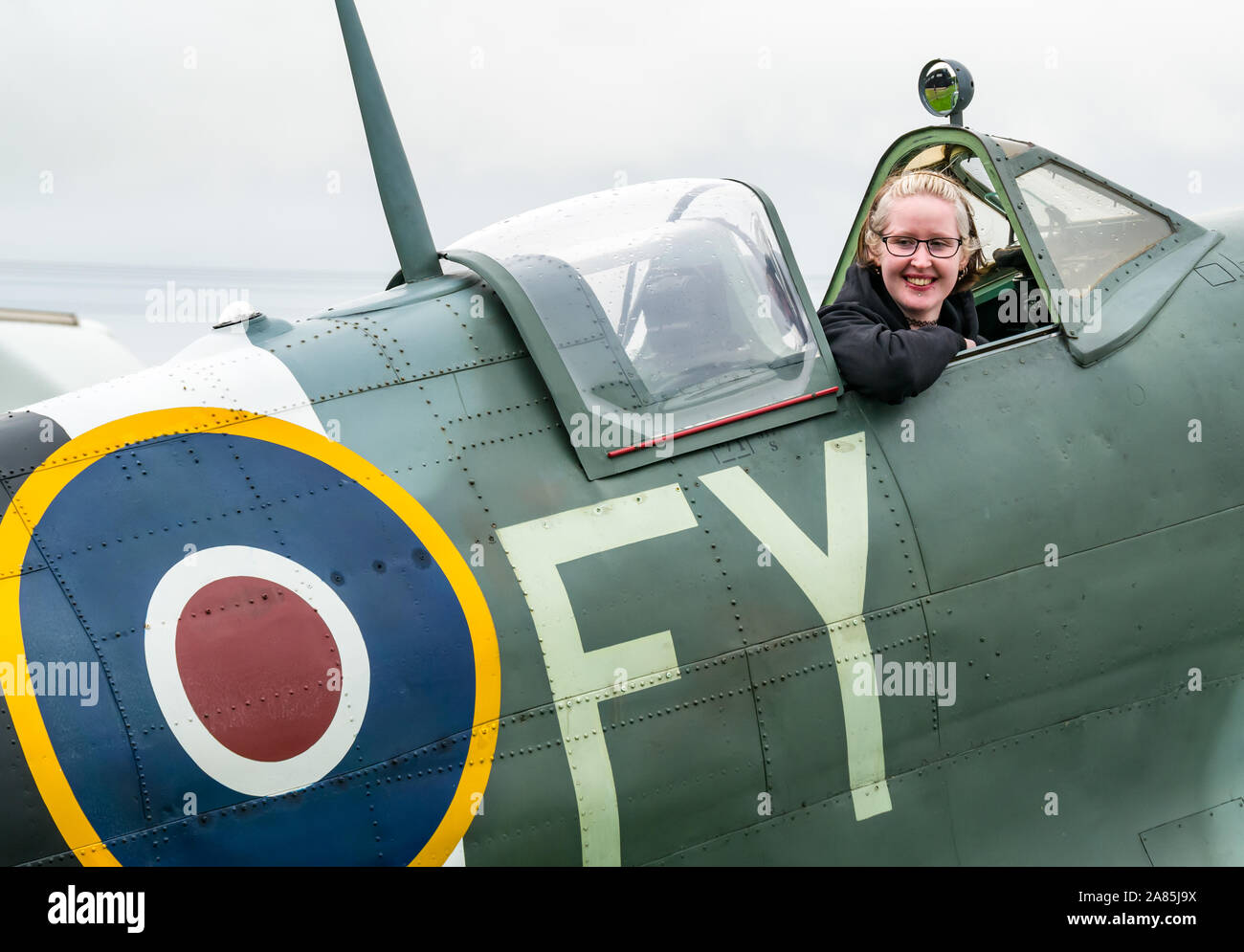 Une femme est assise dans un avion Spitfire de la seconde guerre mondiale, nationale de l'aéronautique, de l'Est Fortune, East Lothian, Scotland, UK Banque D'Images