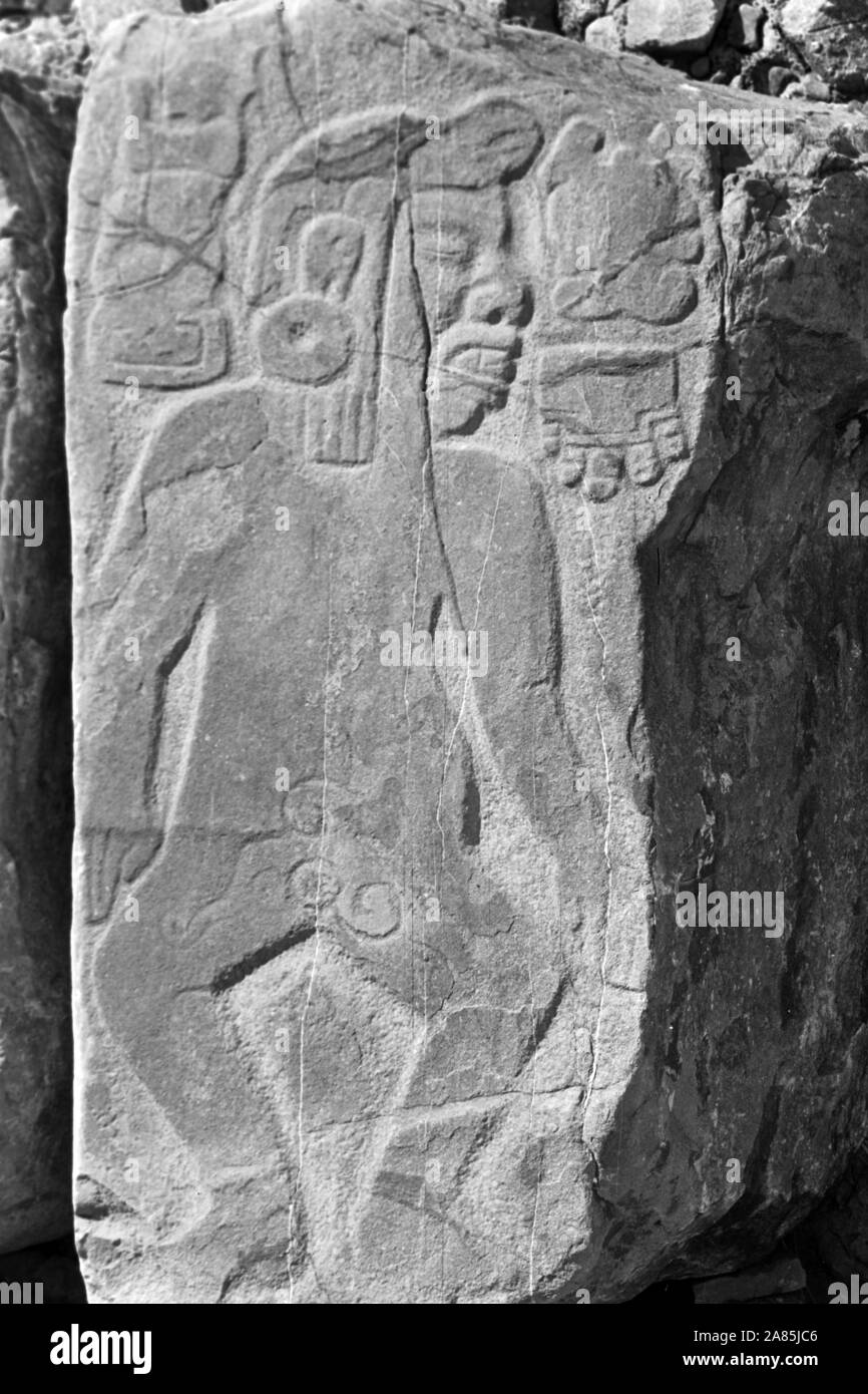 Tänzer mit Steinplatten de Monte Albán, Oaxaca, Mexique, 1960. Danseurs sur dalles de pierre dans la région de Monte Albán, Oaxaca, Mexique, 1960. Banque D'Images