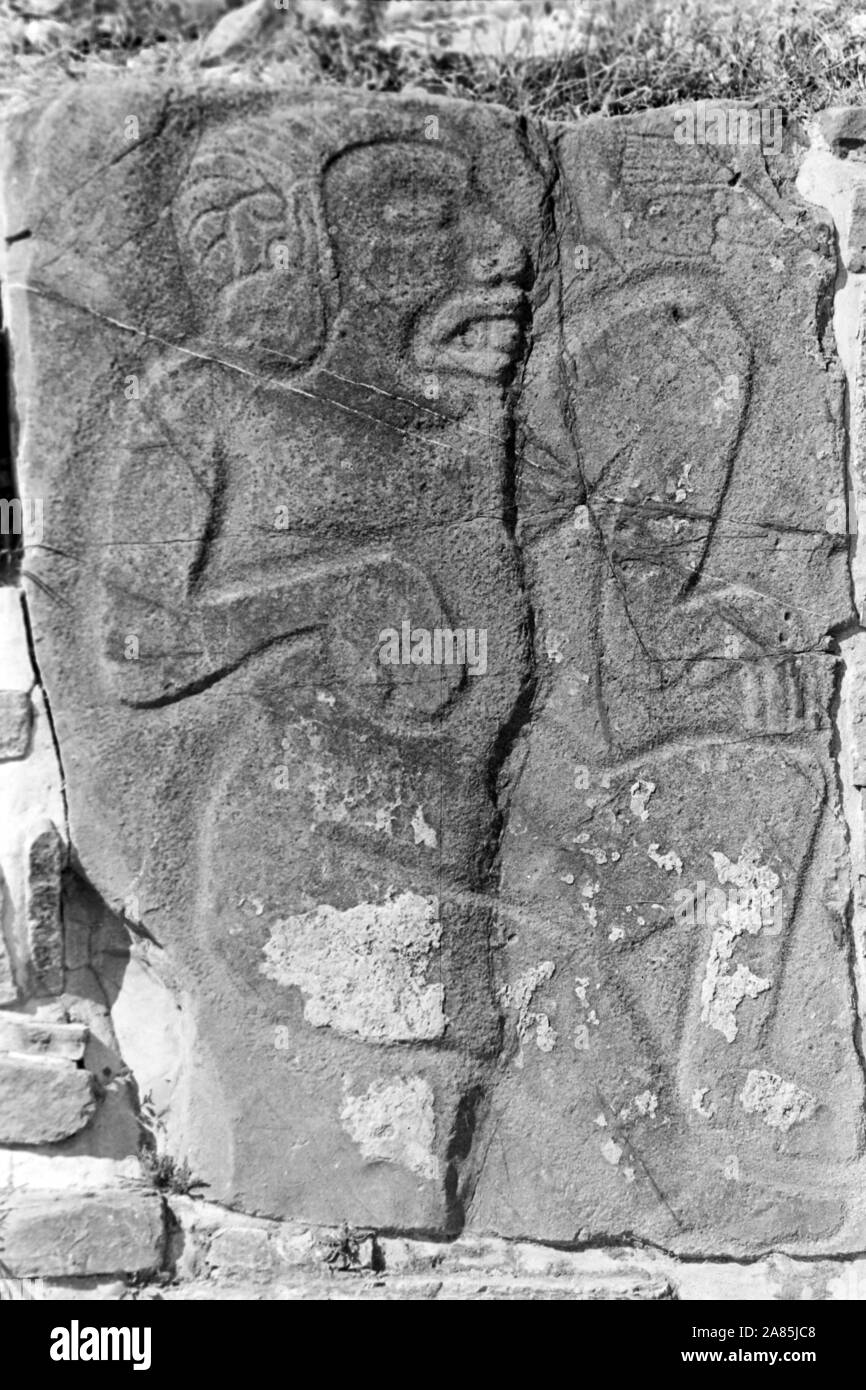 Tänzer mit Steinplatten de Monte Albán, Oaxaca, Mexique, 1960. Danseurs sur dalles de pierre dans la région de Monte Albán, Oaxaca, Mexique, 1960. Banque D'Images