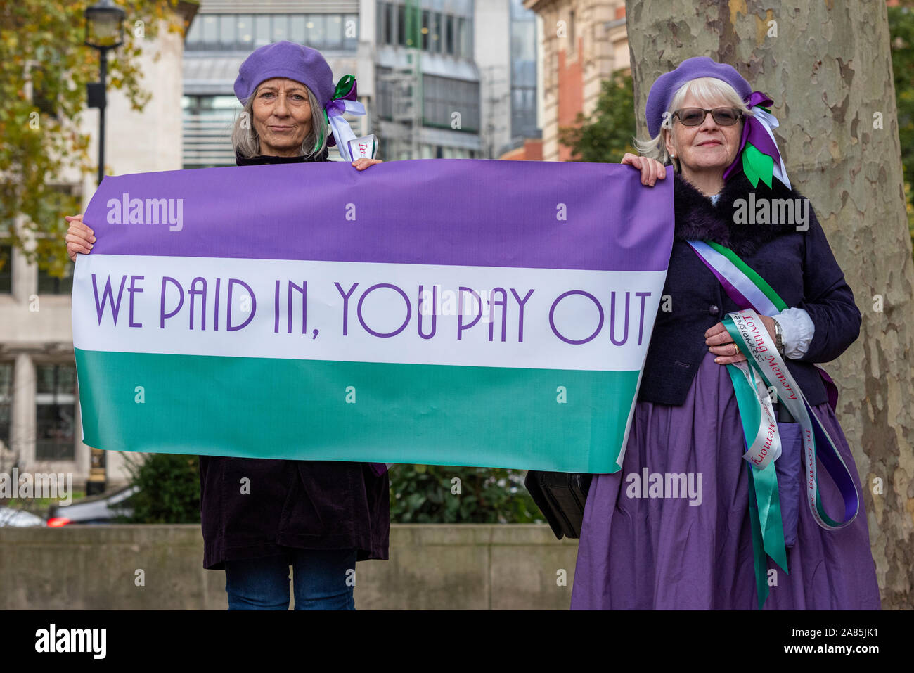 Les femmes contre l'inégalité des pensions de l'État les femmes WASPI protestent contre la façon dont la pension de l'État pour les femmes a été modifiée. Bannière, drapeau Banque D'Images
