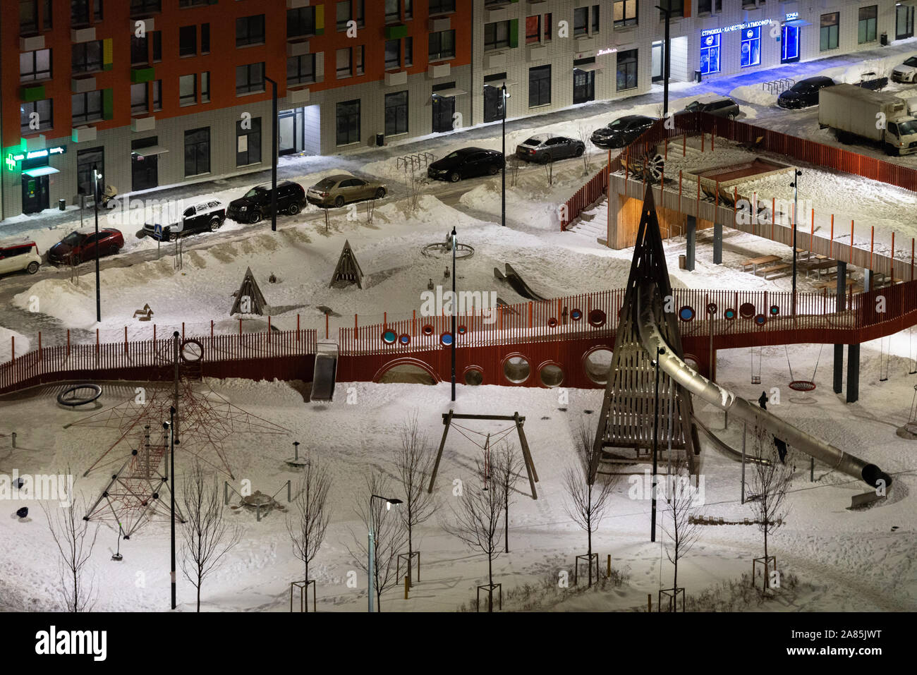 Moscou. En décembre 2018. Aire de jeux. Frais pour jouer. Aire de jeux pour enfants sur une nuit d'hiver à la lumière des lanternes. Banque D'Images