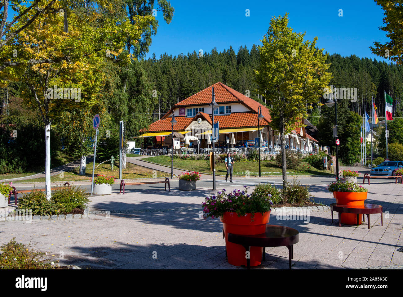 Matin ensoleillé dans la petite ville du lac Titisee, Forêt Noire Allemagne Europe EU Banque D'Images