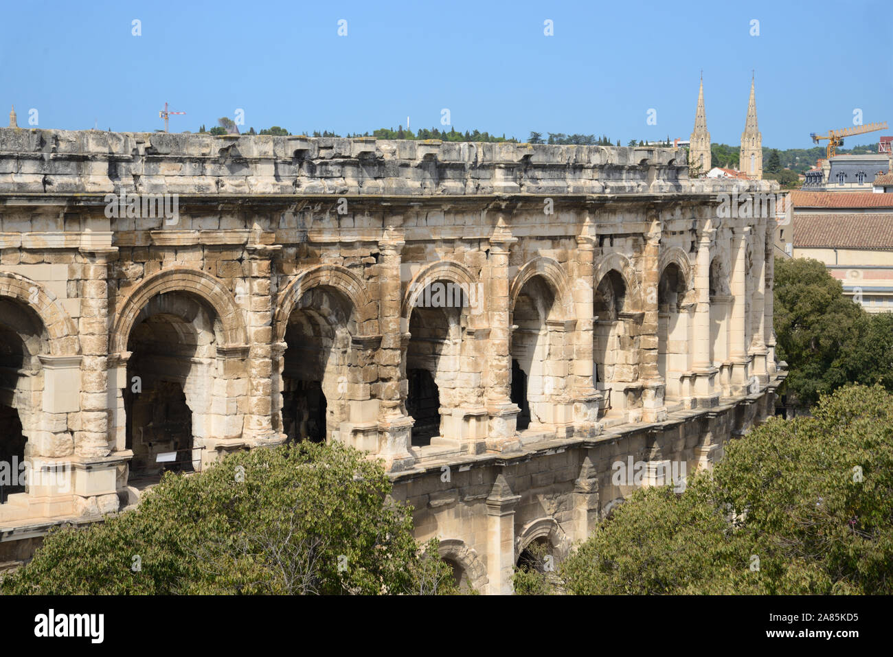 Vue sur les Arènes de Nîmes, l'Amphithéâtre romain ou l'amphithéâtre romain, construit c100AD, Nîmes Gard France Banque D'Images