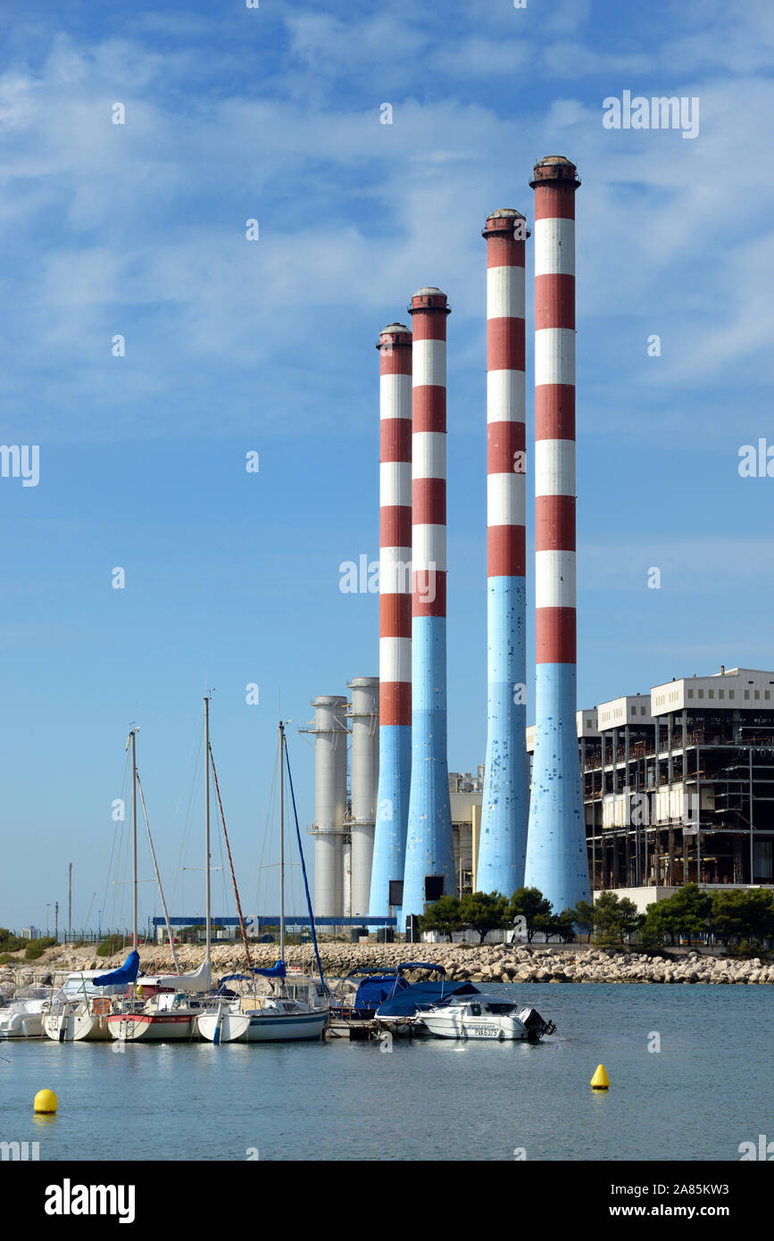 Quatre grandes cheminées rouge et blanc de l'EDF (Eléctricité de France) Thermal Power Station Ponteau & Anse de Les Laurons Martigues Provence France Banque D'Images
