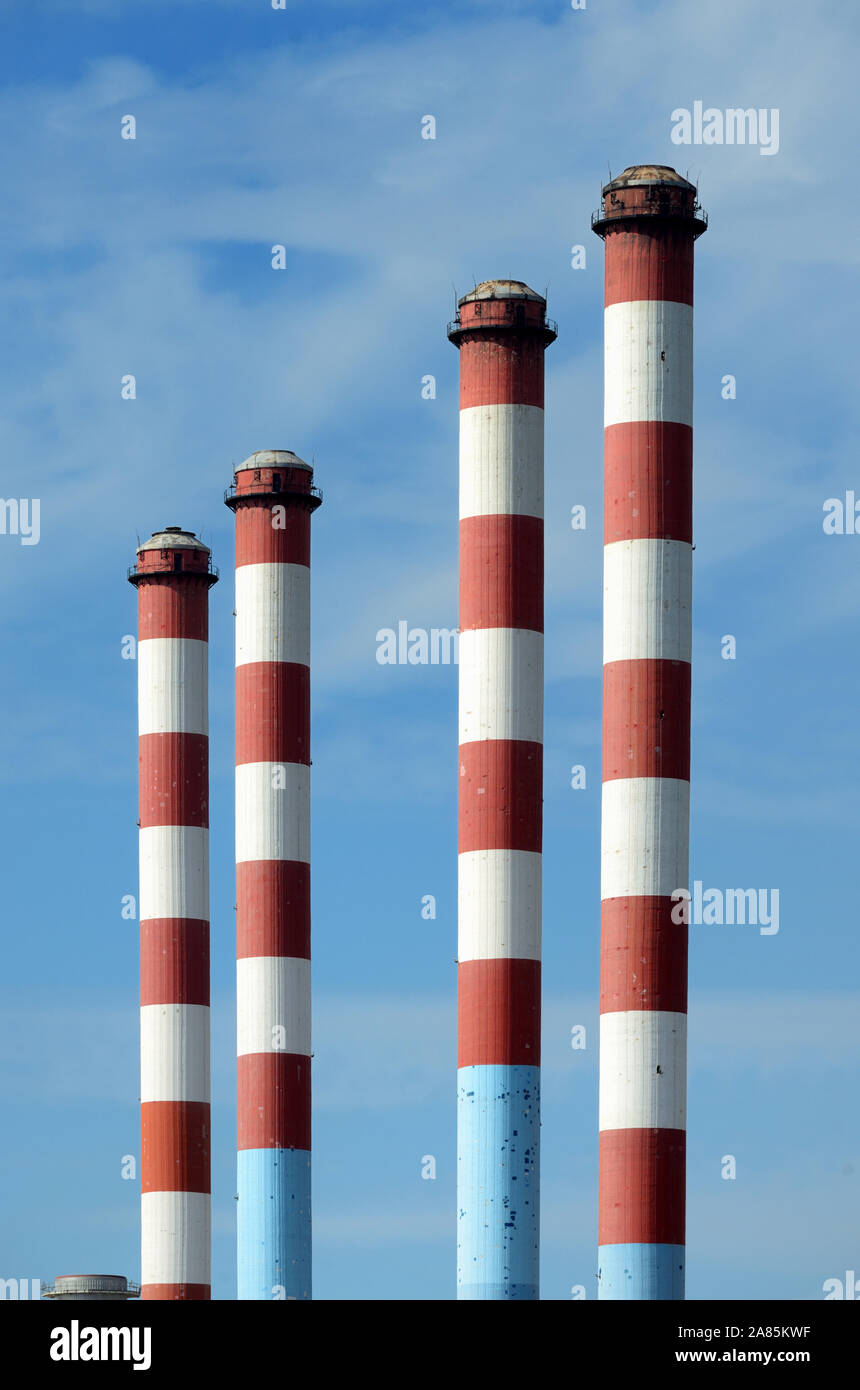 Quatre grandes cheminées rouge et blanc de l'EDF (Electricité de France) Énergie thermique à Ponteau & Anse de Les Laurons Martigues Provence France Banque D'Images