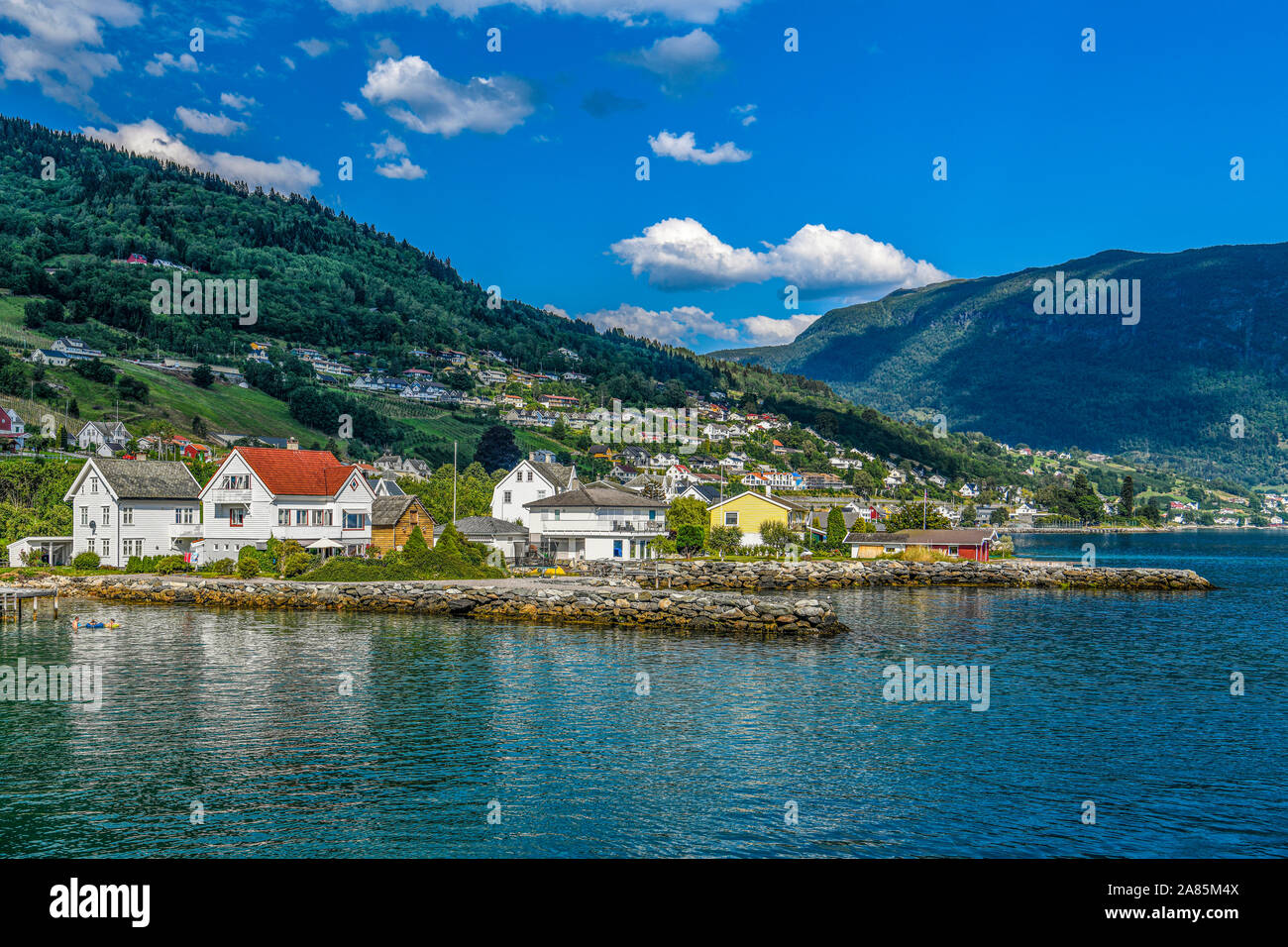 La Norvège. Norvegia. Le village de Leikanger le long de Sogn Banque D'Images