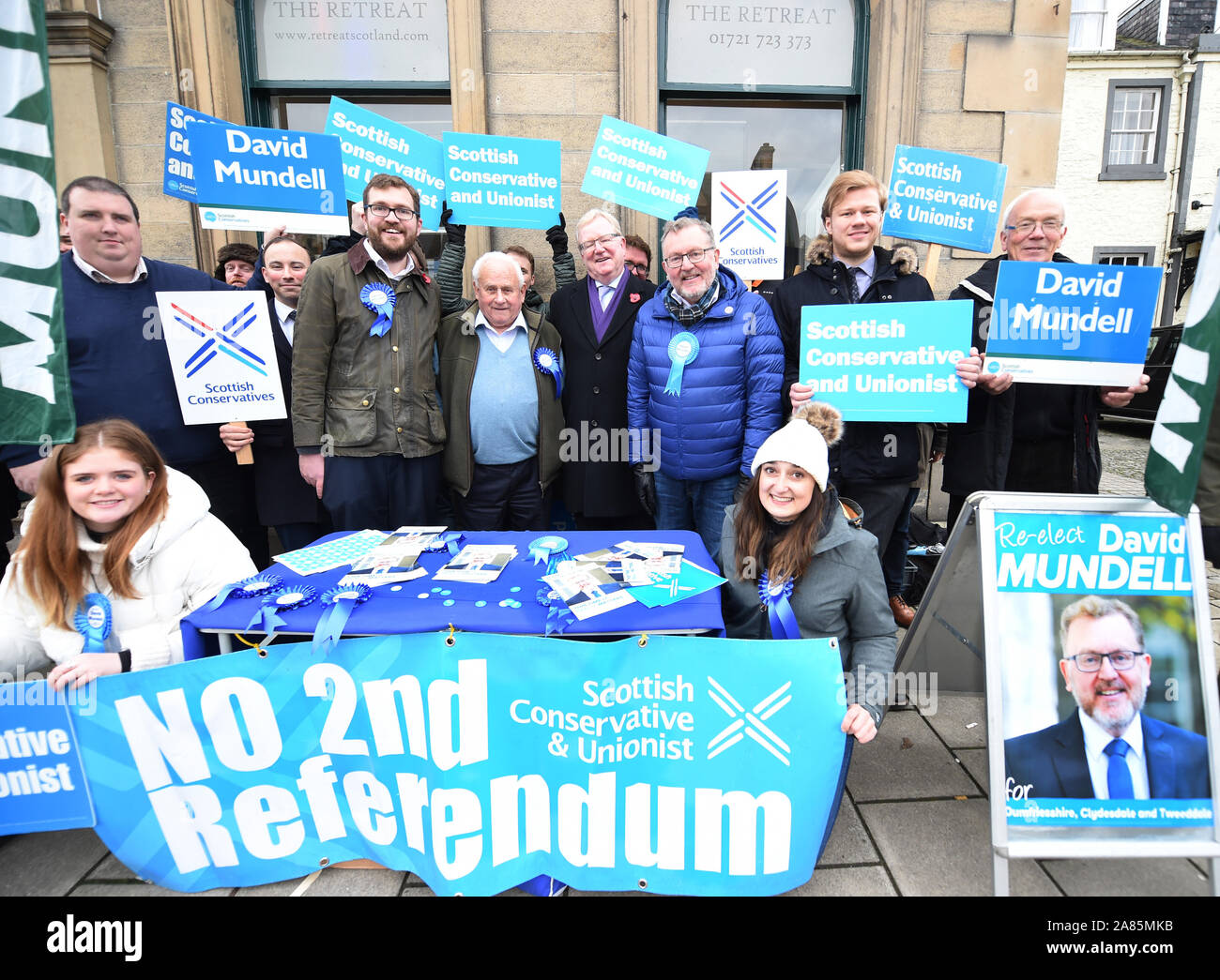 Peebles, Tweeddale, Scottish Borders.UK 6e Nov 19 . Exposant son échoppe pour la campagne électorale, le député conservateur local David Mundell (Dumfriesshire, Clydesdale et Tweeddale) avec l'aide de la chef intérimaire de l'conservateurs écossais Jackson Carlaw ( MSP sur Peebles High Street. Crédit : eric mccowat/Alamy Live News Banque D'Images