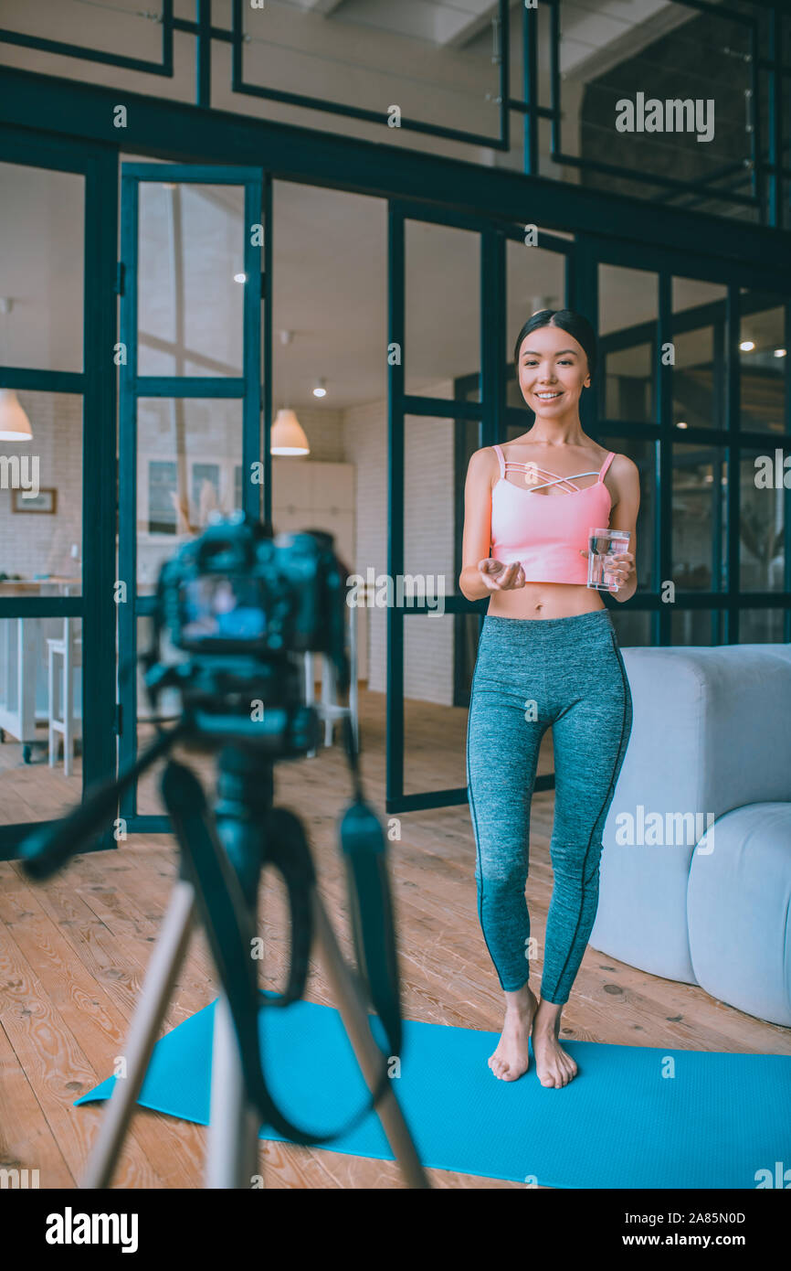 Blogger holding water adeptes disent au sujet de l'équilibre de l'eau Banque D'Images