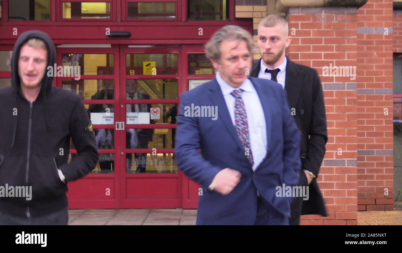 L'attaquant de Sheffield United (à droite) Oliver McBurnie quitte Leeds Magistrates Court après le refus d'un chef de l'alcool au volant. Banque D'Images